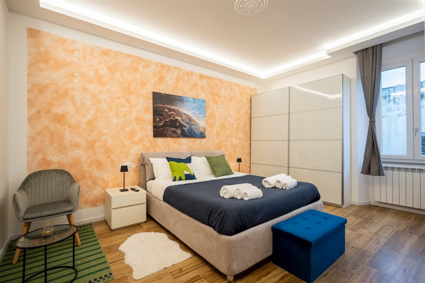 Double bedroom with a warm orange feature wall